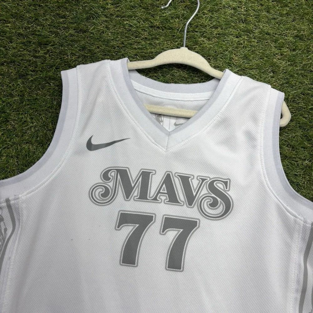 Dallas Mavericks Nike Jersey Youth Medium Luka Doncic #77 City Edition White